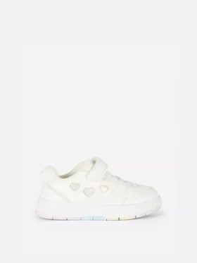 Niedrige Sneaker mit Herzmotiv