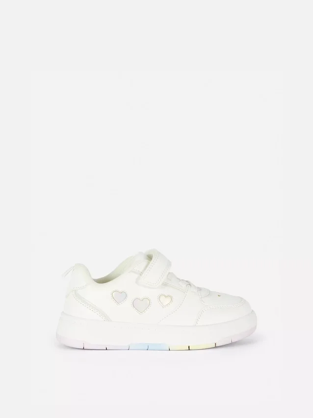 Niedrige Sneaker mit Herzmotiv