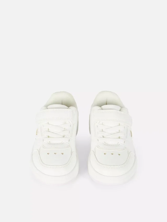 Niedrige Sneaker mit Herzmotiv