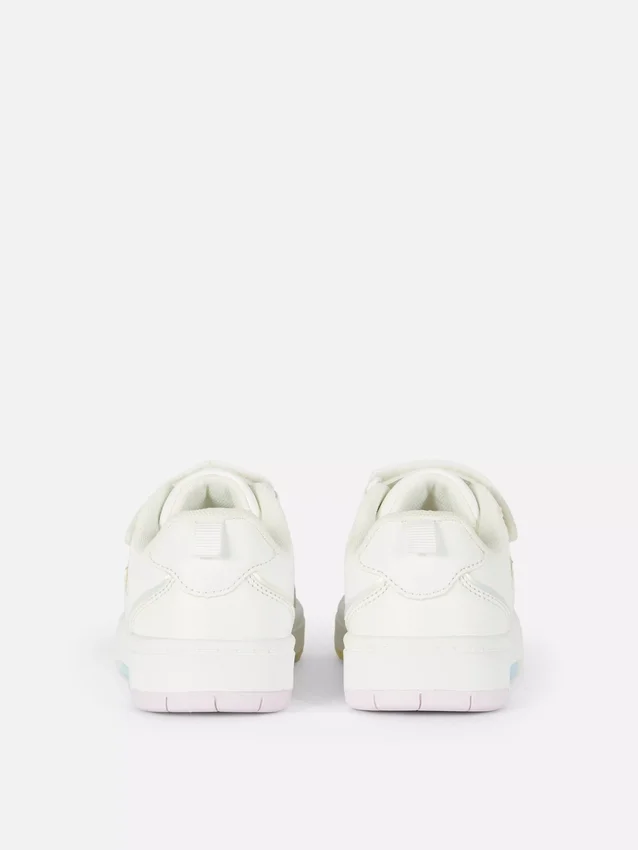 Niedrige Sneaker mit Herzmotiv