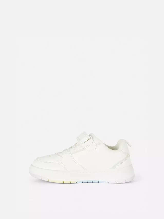 Niedrige Sneaker mit Herzmotiv