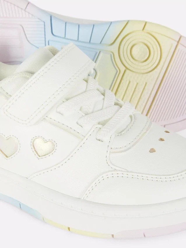 Niedrige Sneaker mit Herzmotiv