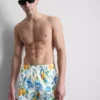 Orangefarbene Badeshorts mit strukturierter Oberfläche