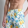 Orangefarbene Badeshorts mit strukturierter Oberfläche