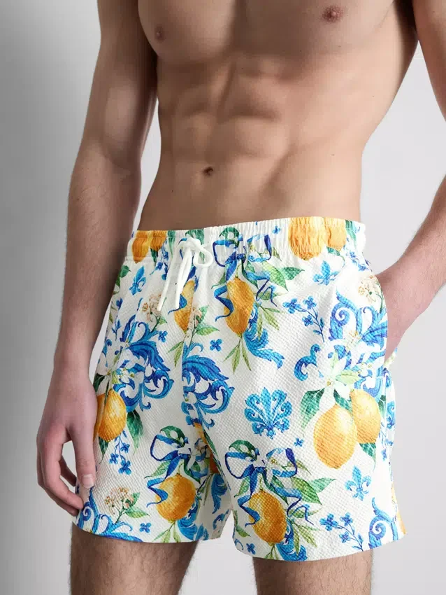 Orangefarbene Badeshorts mit strukturierter Oberfläche