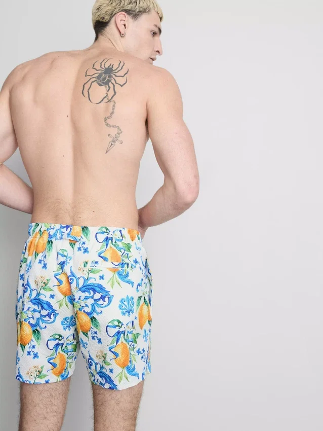 Orangefarbene Badeshorts mit strukturierter Oberfläche