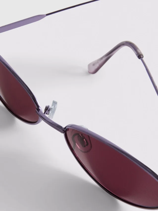 Ovale Sonnenbrille im 90er-Jahre-Stil mit getönten Gläsern