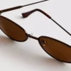 Ovale Sonnenbrille im 90er-Jahre-Stil mit getönten Gläsern