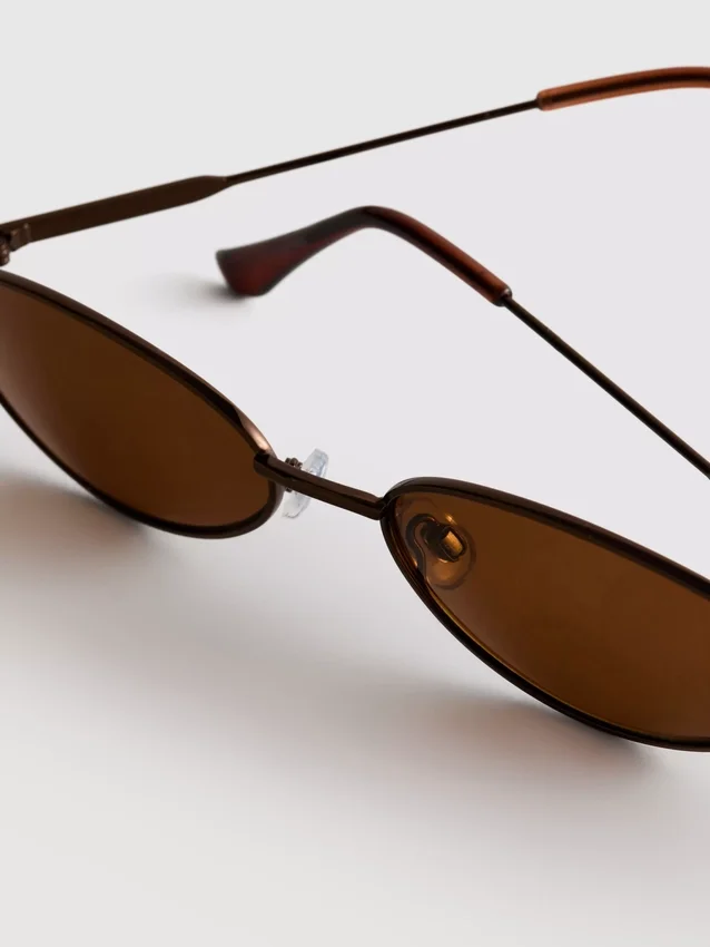 Ovale Sonnenbrille im 90er-Jahre-Stil mit getönten Gläsern
