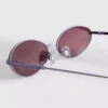 Ovale Sonnenbrille im 90er-Jahre-Stil mit getönten Gläsern