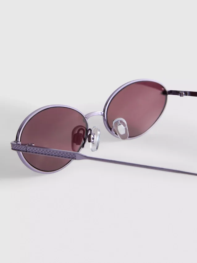 Ovale Sonnenbrille im 90er-Jahre-Stil mit getönten Gläsern