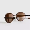 Ovale Sonnenbrille im 90er-Jahre-Stil mit getönten Gläsern