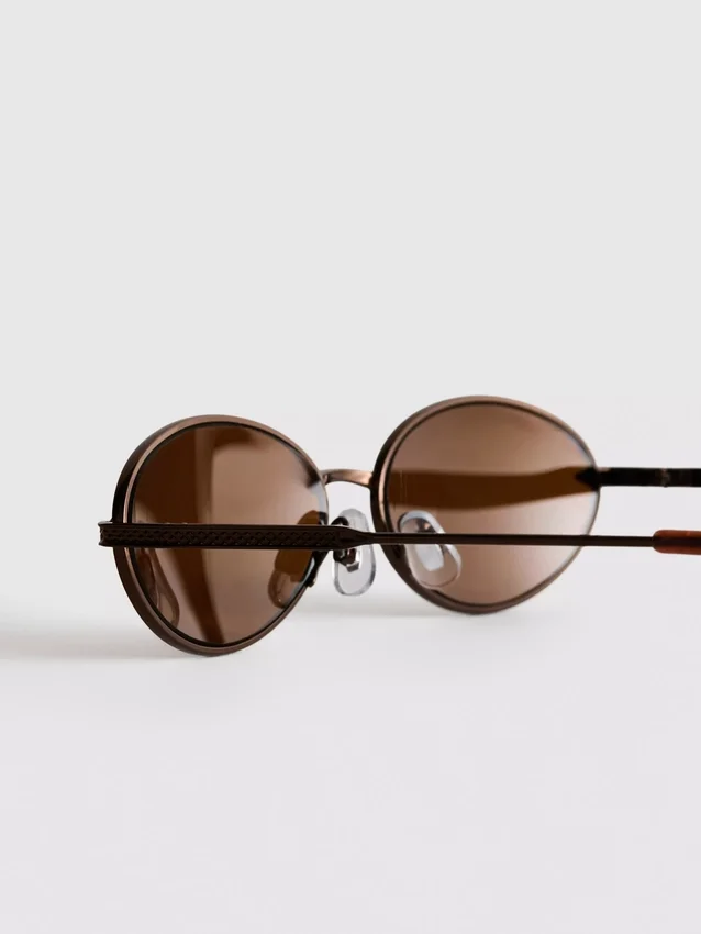 Ovale Sonnenbrille im 90er-Jahre-Stil mit getönten Gläsern