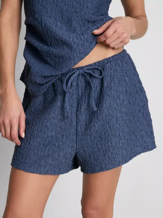 Paula Echevarría – Lässige Crinkle-Shorts