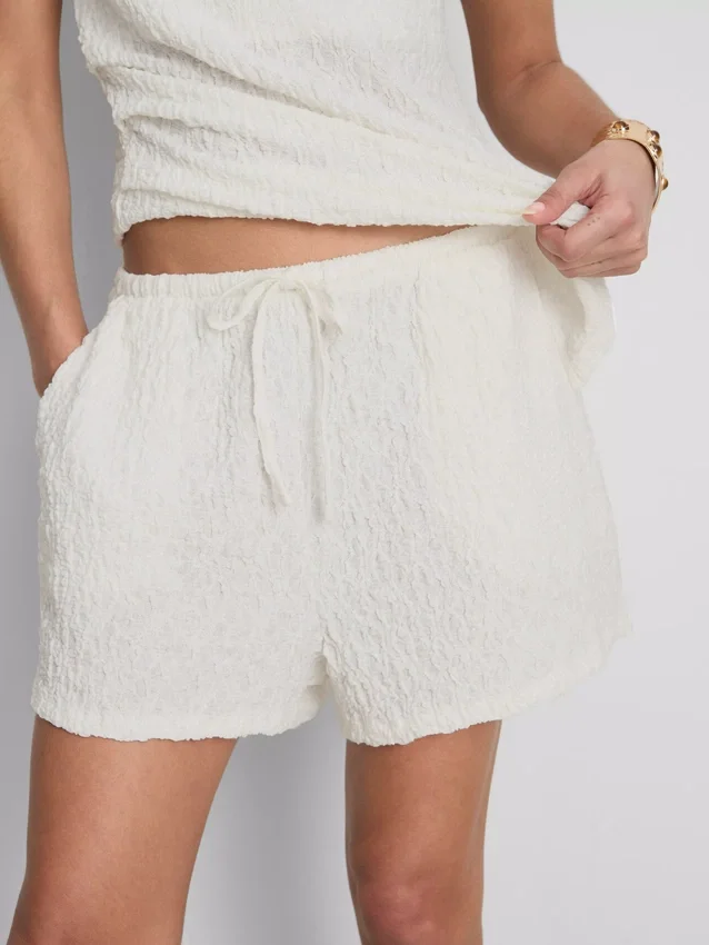 Paula Echevarría – Lässige Crinkle-Shorts