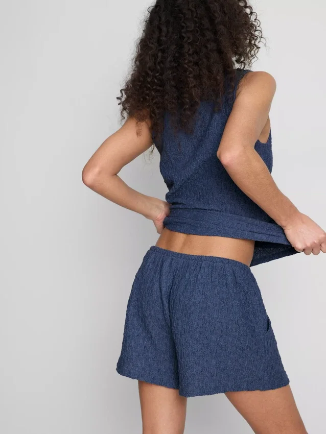 Paula Echevarría – Lässige Crinkle-Shorts