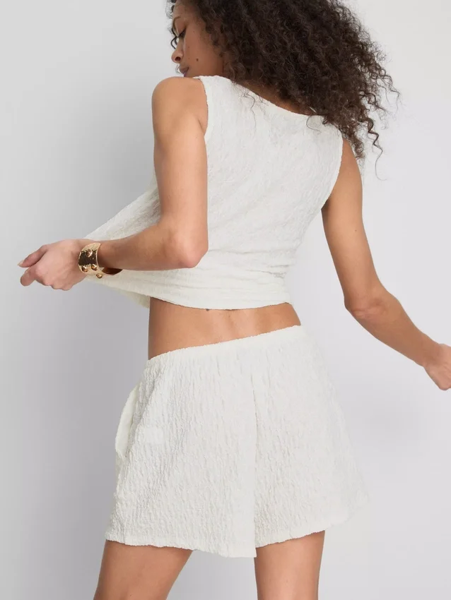 Paula Echevarría – Lässige Crinkle-Shorts