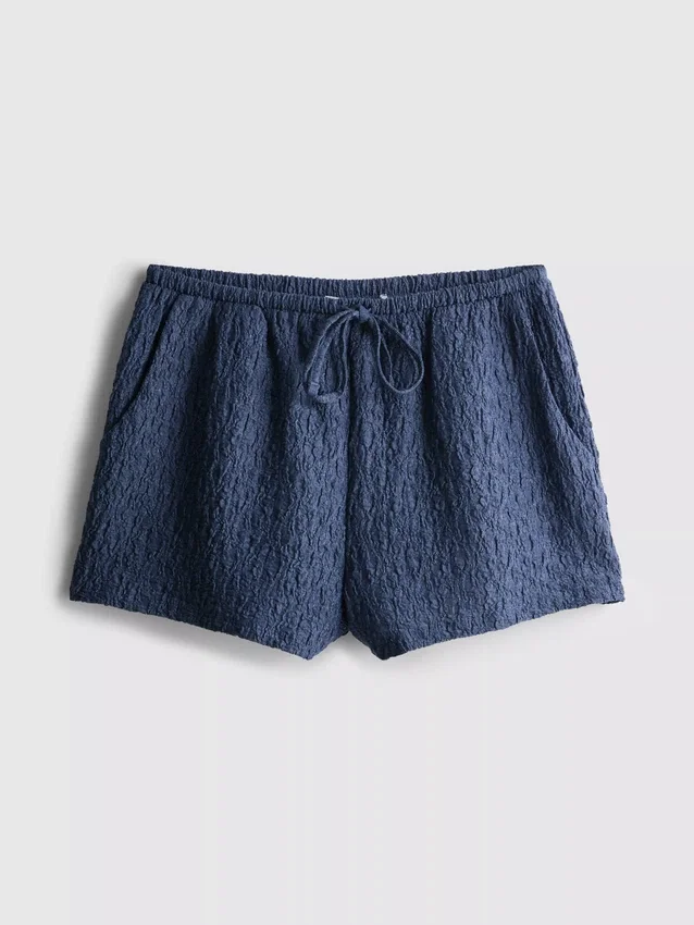 Paula Echevarría – Lässige Crinkle-Shorts