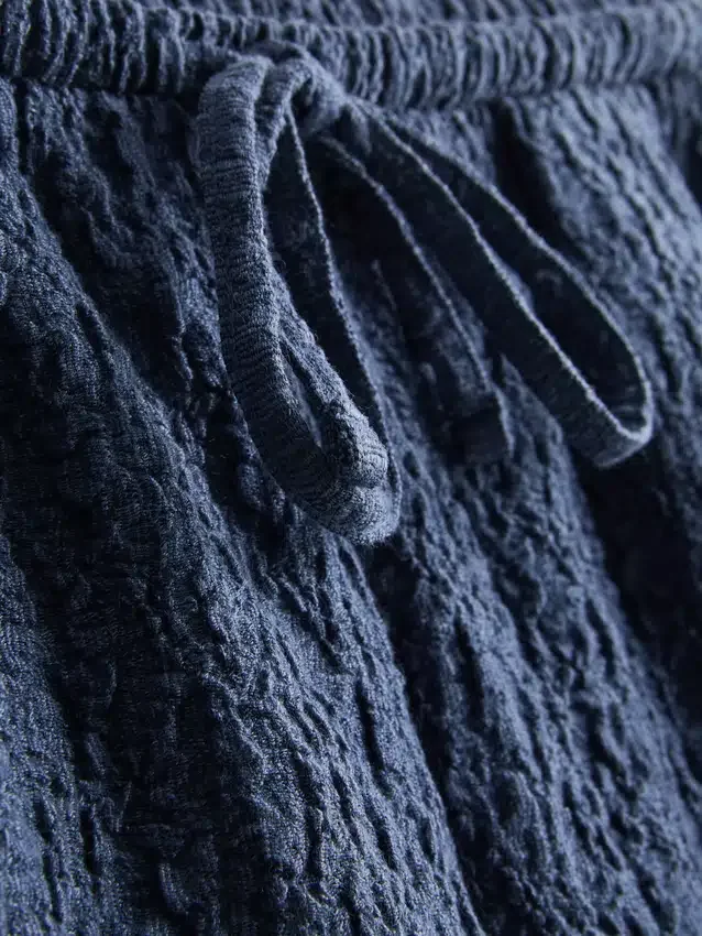 Paula Echevarría – Lässige Crinkle-Shorts
