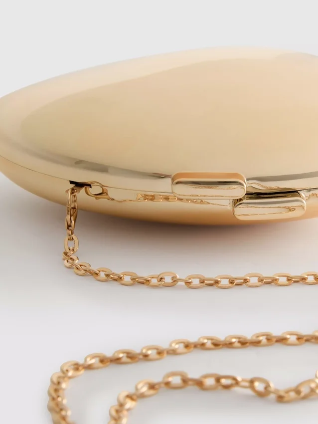 Paula Echevarría – ovale Umhängetasche in Metallic-Optik