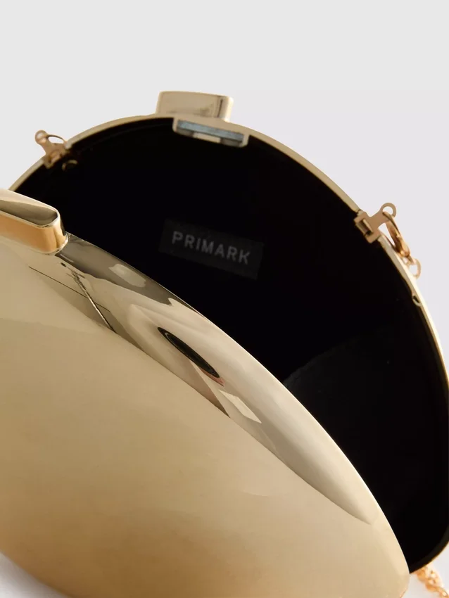 Paula Echevarría – ovale Umhängetasche in Metallic-Optik