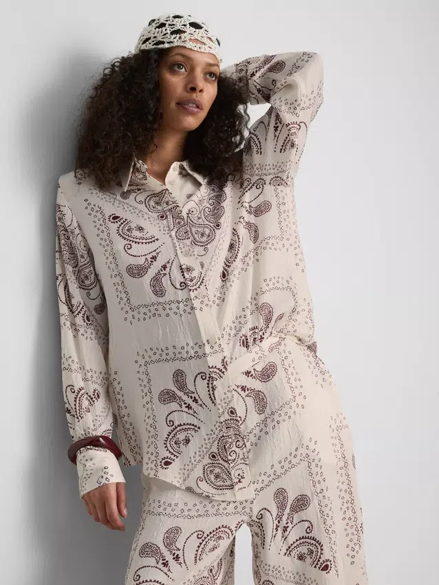Paula Echevarría Paisley-Hemd aus geknittertem Satin mit Knöpfen