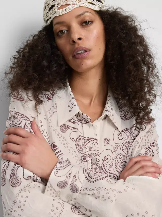 Paula Echevarría Paisley-Hemd aus geknittertem Satin mit Knöpfen