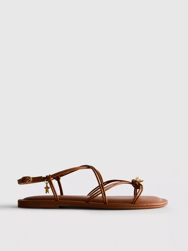 Paula Echevarría Riemchen-Sandalen mit Anhänger