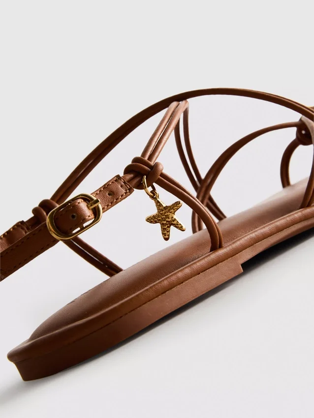 Paula Echevarría Riemchen-Sandalen mit Anhänger