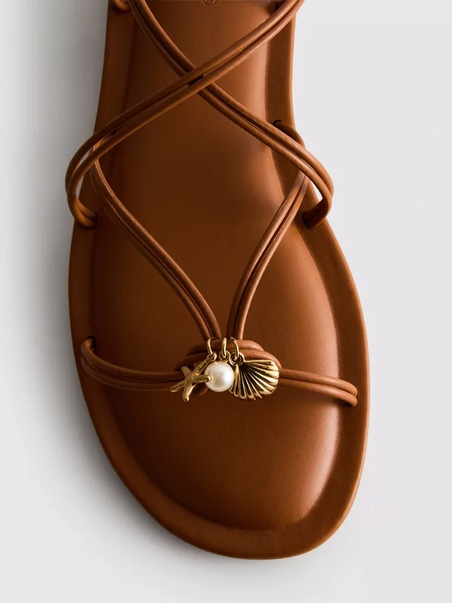 Paula Echevarría Riemchen-Sandalen mit Anhänger