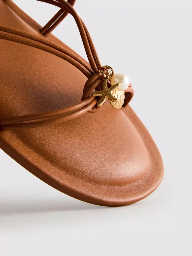 Paula Echevarría Riemchen-Sandalen mit Anhänger