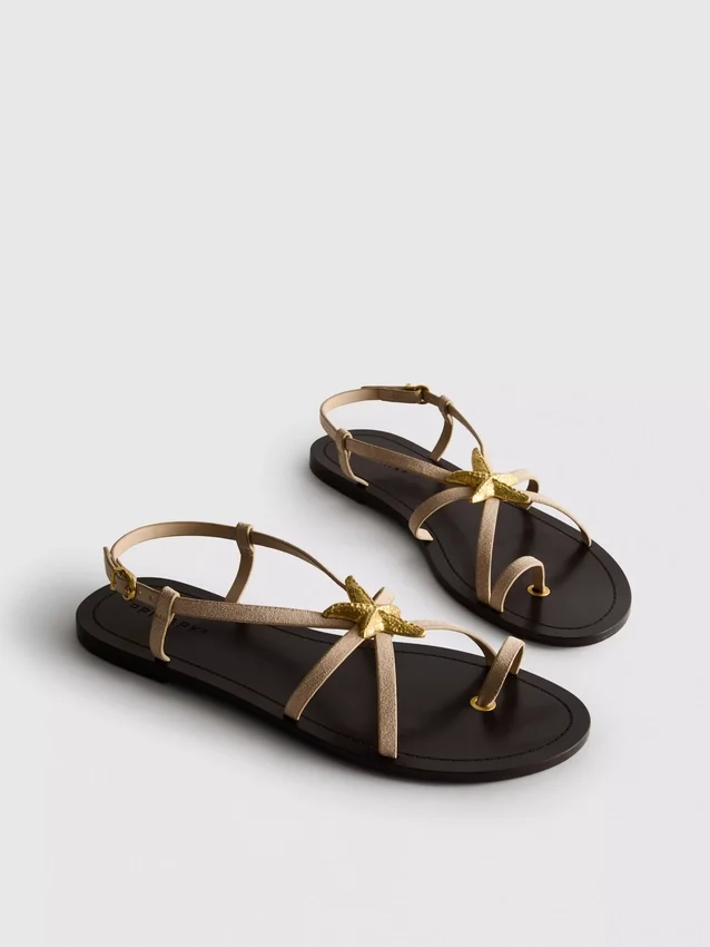 Paula Echevarría Riemchensandalen mit Seestern-Motiv
