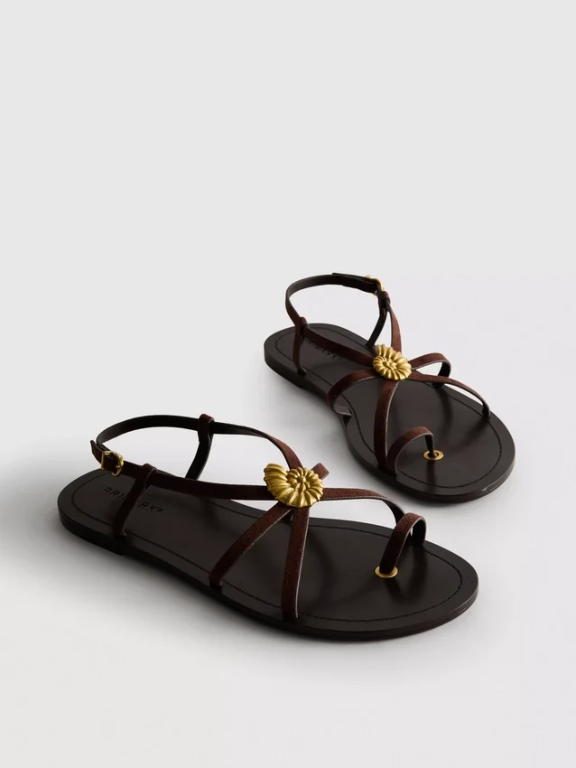 Paula Echevarría Riemchensandalen mit Seestern-Motiv