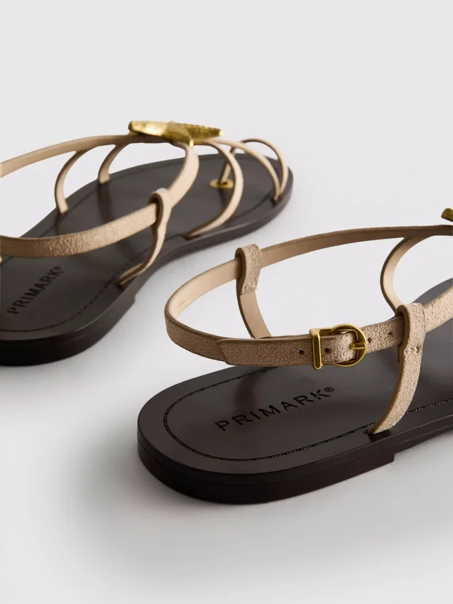 Paula Echevarría Riemchensandalen mit Seestern-Motiv