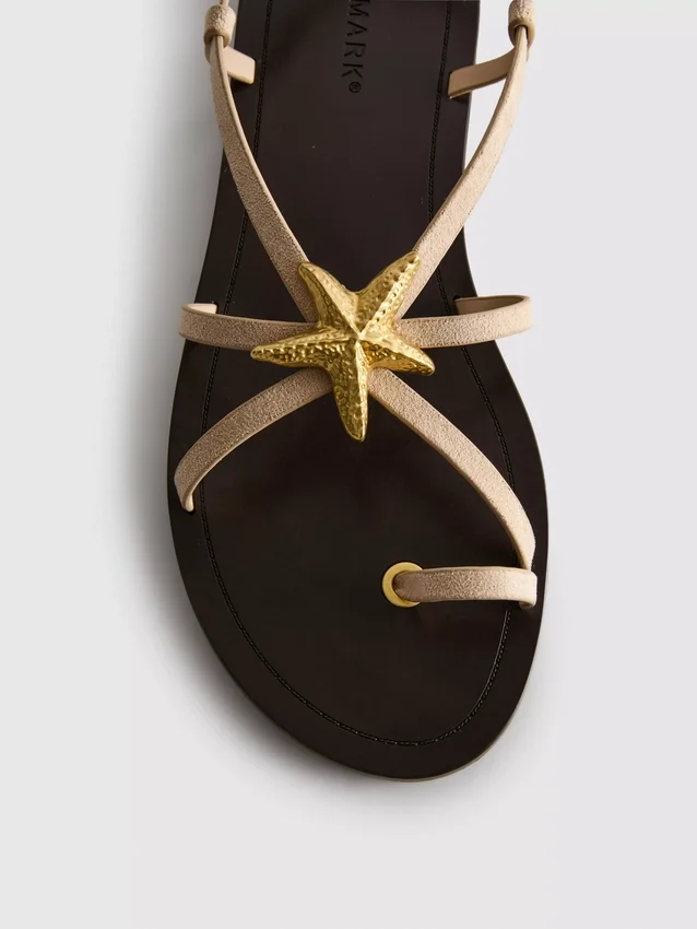 Paula Echevarría Riemchensandalen mit Seestern-Motiv