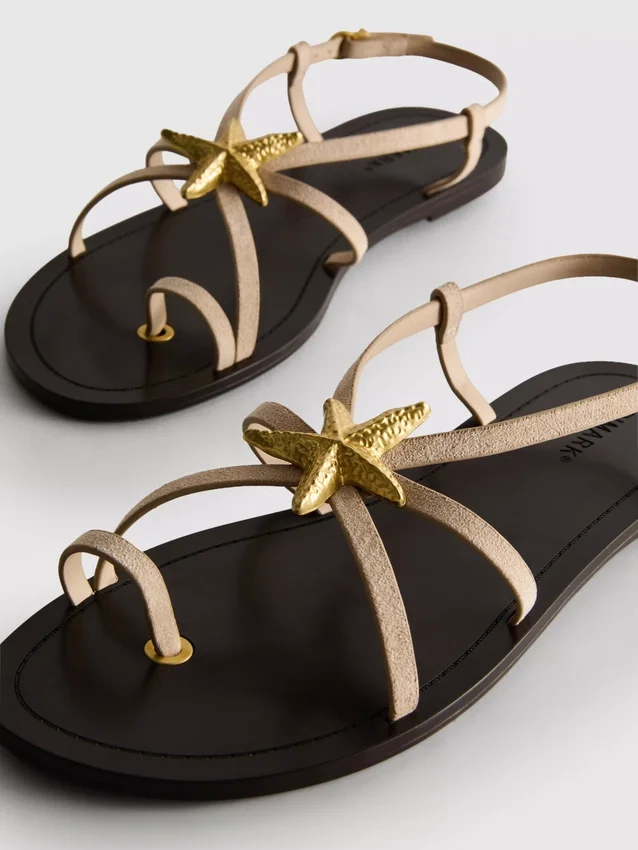 Paula Echevarría Riemchensandalen mit Seestern-Motiv