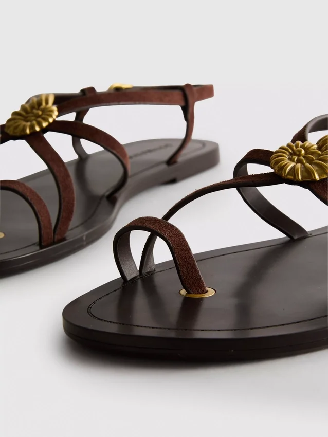 Paula Echevarría Riemchensandalen mit Seestern-Motiv