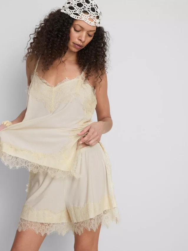 Paula Echevarría Shorts mit Spitzenbesatz