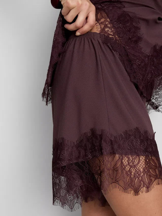 Paula Echevarría Shorts mit Spitzenbesatz