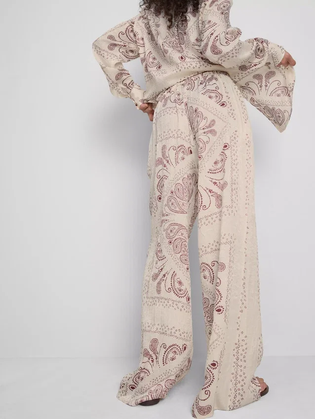 Paula Echevarría – Weithose aus geknittertem Satin