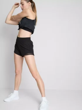 Performance-Shorts mit Mesh-Einsätzen