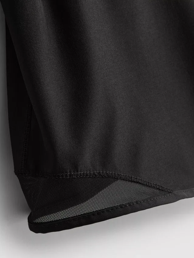 Performance-Shorts mit Mesh-Einsätzen