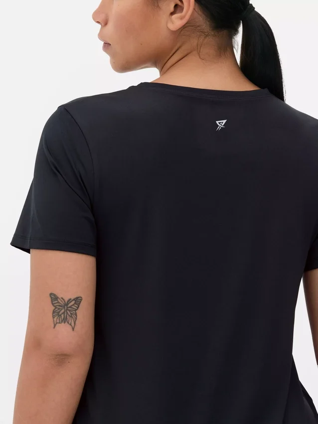 Performance-T-Shirt mit abgerundetem Saum