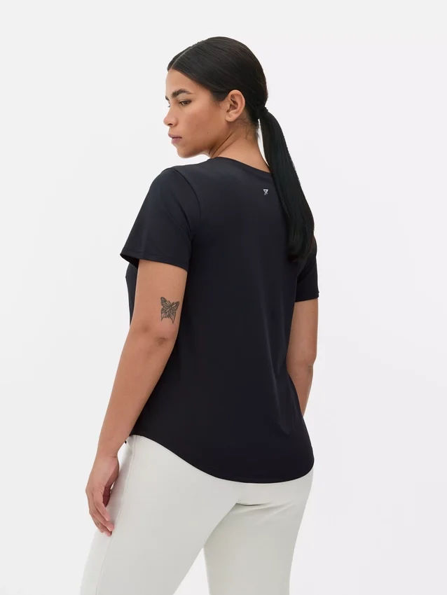 Performance-T-Shirt mit abgerundetem Saum