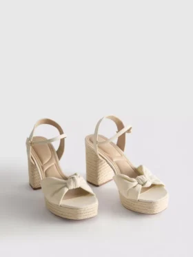Plateausandalen mit Knotendetails