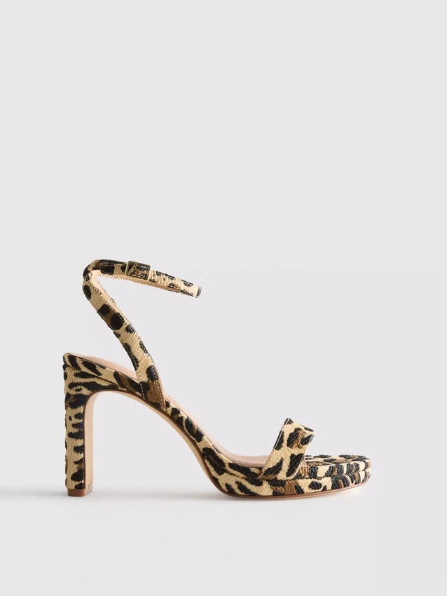 Plateausandalen mit Leopardenmuster als High Heels