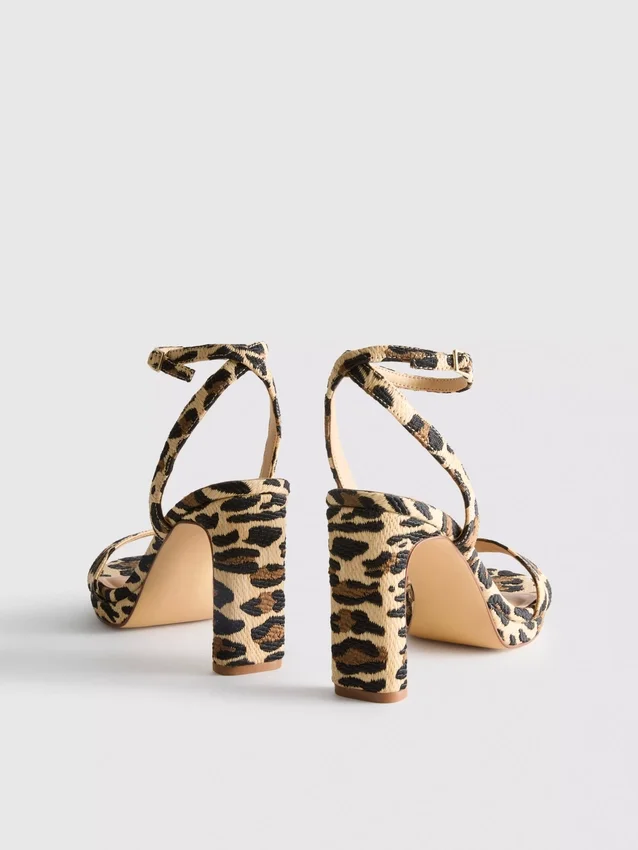 Plateausandalen mit Leopardenmuster als High Heels