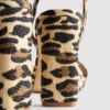 Plateausandalen mit Leopardenmuster als High Heels