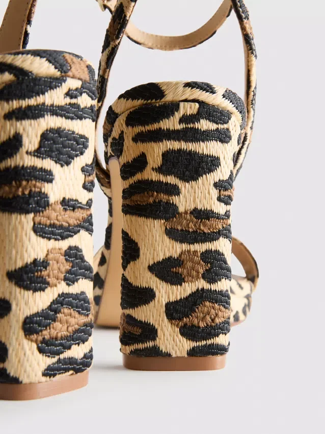 Plateausandalen mit Leopardenmuster als High Heels