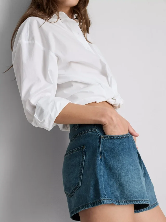 Plissierte Flare-Shorts aus baumwollreichem Denim